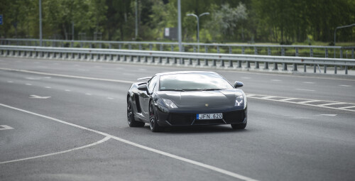 Lamborghini VIP-ajoelämys kiitoradalla