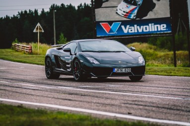 Musta Lamborghini 
