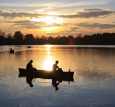 Kanoottiretki kahdelle keskiyön auringon alla | Rovaniemi