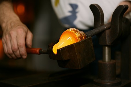 Yhteisen lasiesineen teko - lasinpuhalluskurssi kahdelle | Fiskars