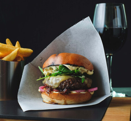 Kolmen ruokalajin menu Burger & Wine -ravintolassa kahdelle | Helsinki