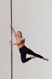 Tankotanssin yksityistunti neljälle - Pole4Fit | Helsinki | Espoo