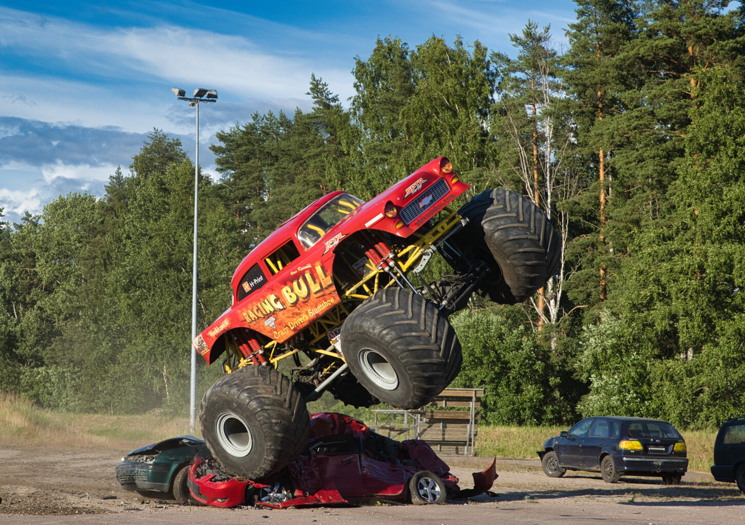 Monster truck -ajoelämys | Kauhava