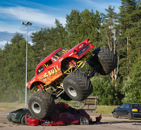 Monster truck -ajoelämys | Kauhava