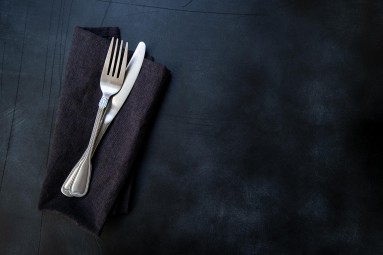 Dine in the Dark - Illallinen pimeässä