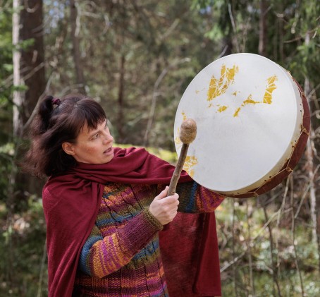 Voimanaisen shamaani- ja loitsulaulu 30 min