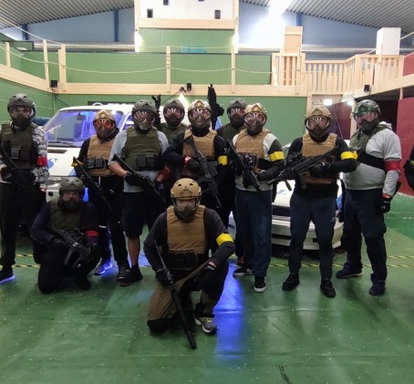 Poliisit vs. Rosvot: Yksityinen Airsoft-taistelu 10:lle | Kerava