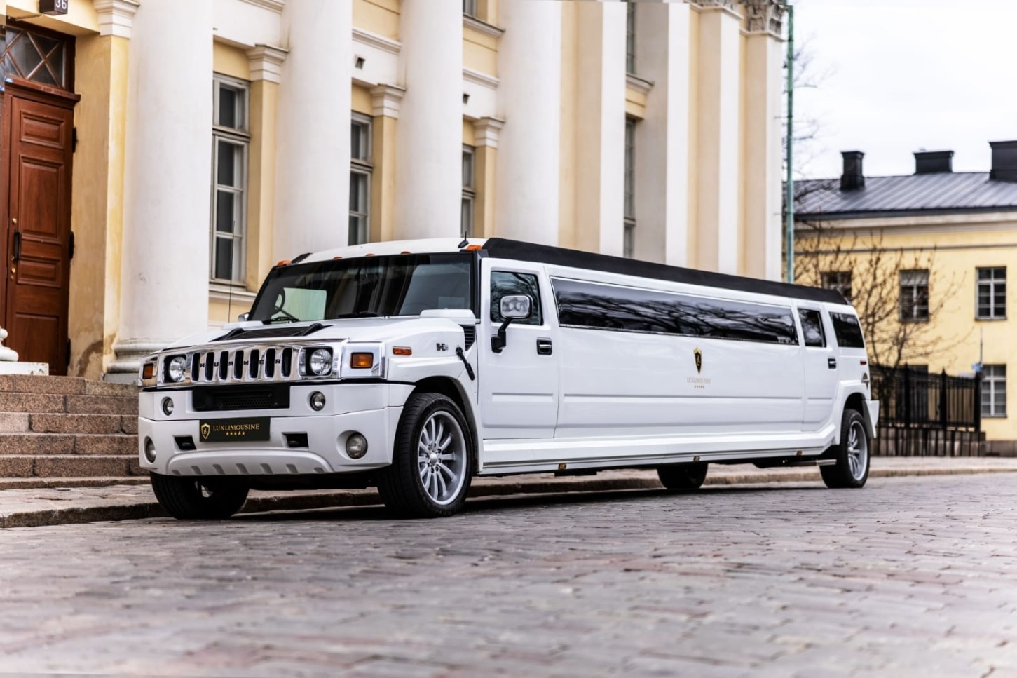 Hummer H2 -limusiinikyyditys 60 min 1-8:lle | Helsinki