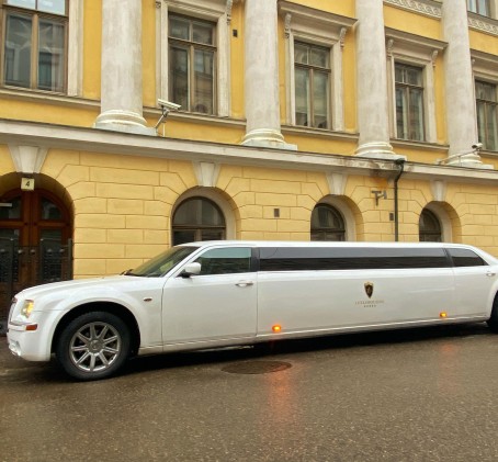 Chrysler-limusiinikyyditys 60 min 1-8:lle | Helsinki