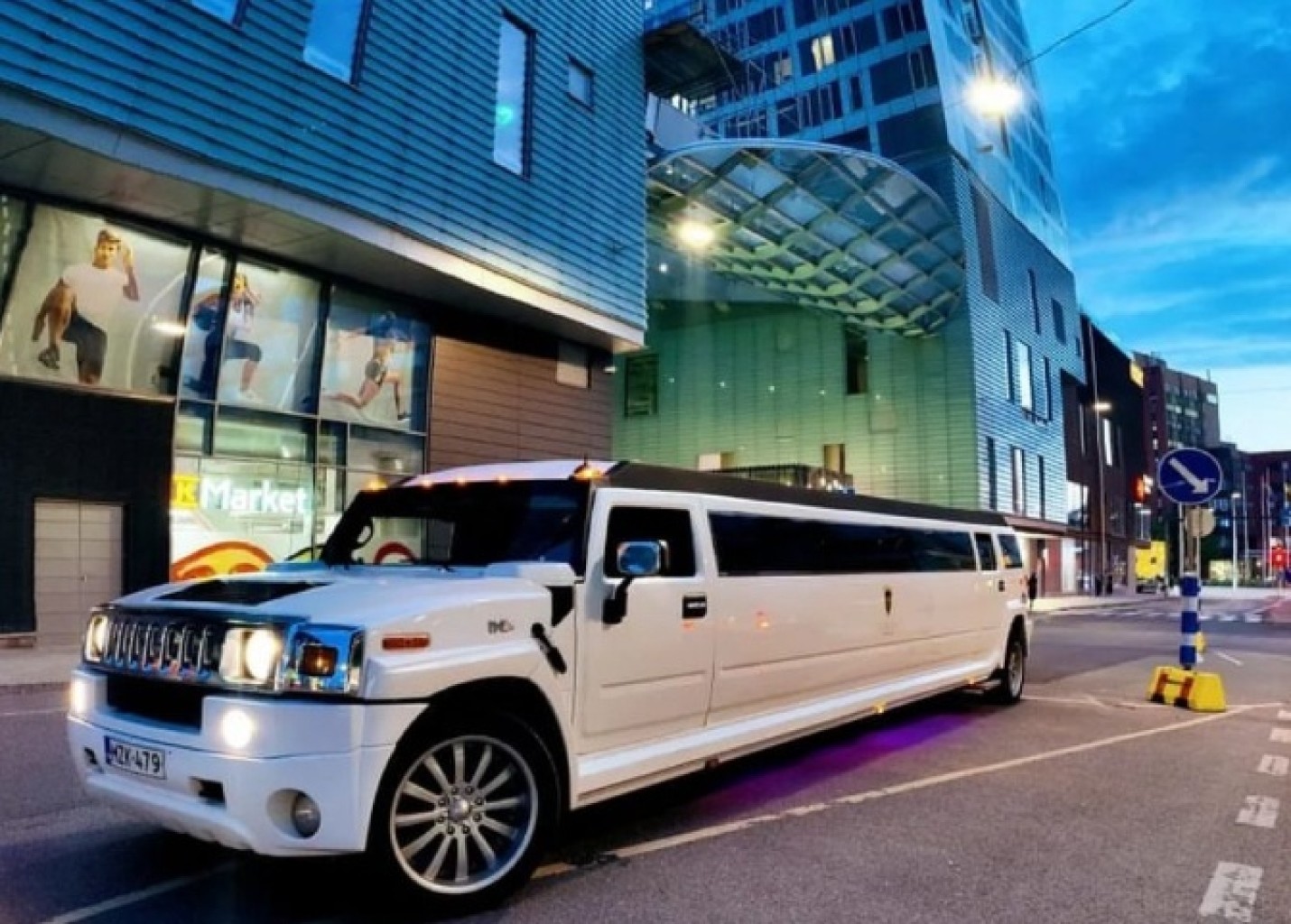 Hummer H2 -limusiinikyyditys 120 min 1-8:lle | Helsinki