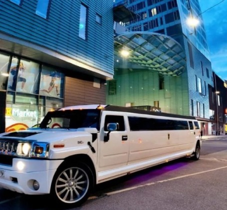 Hummer H2 -limusiinikyyditys 120 min 1-8:lle | Helsinki