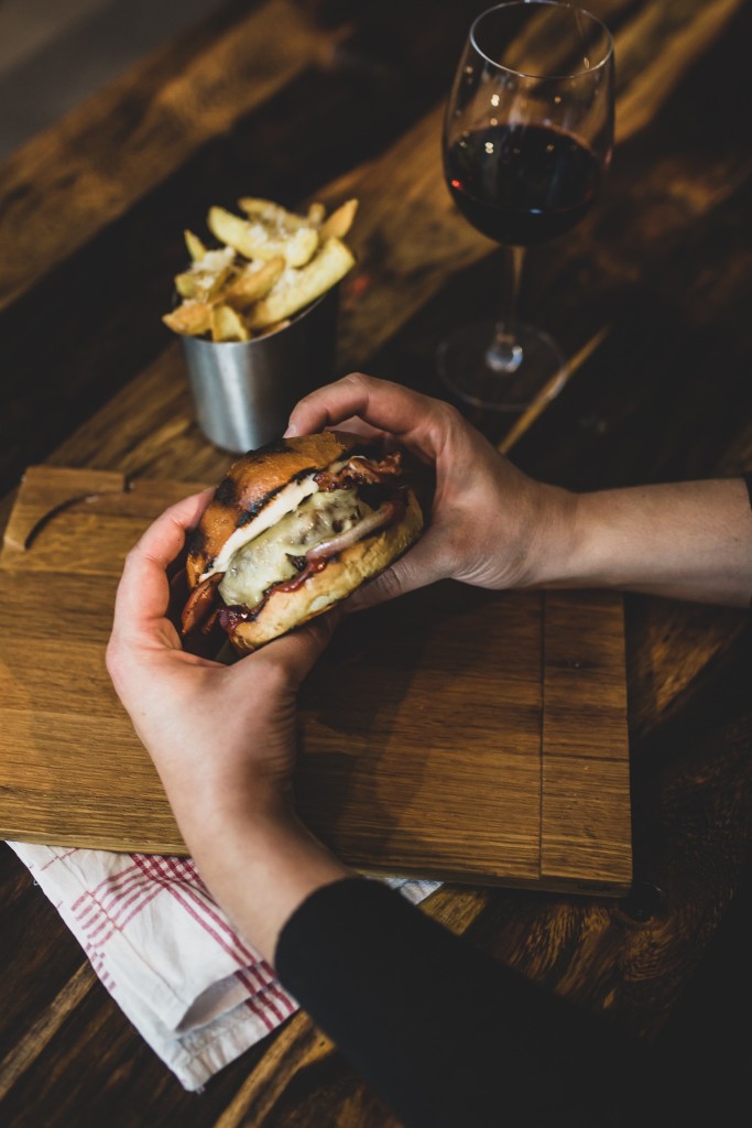 Kolmen ruokalajin menu Burgers & Wine -ravintolassa kahdelle | Helsinki