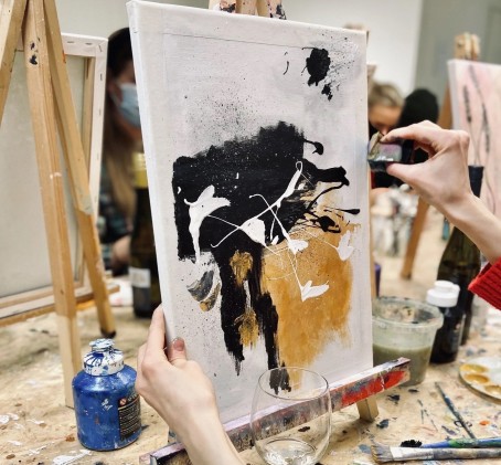 Paints and Wine -workshop kahdelle | Helsinki