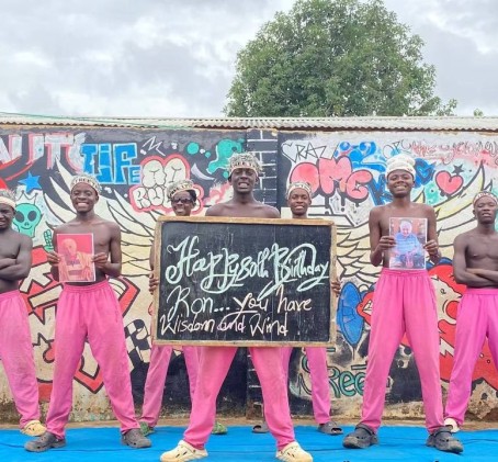 Kustomoitu videotervehdys Afrikasta - Pink Pants | Online