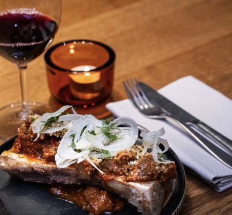 Kolmen ruokalajin menu ja suositusjuomat kahdelle Dagmar Bistro & Wine Bar:issa | Helsinki
