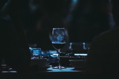 Dine in the Dark - Illallinen pimeässä yhdelle + Viinipaketti | Helsinki