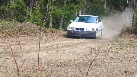 Ralliauton kokeilu kahdelle